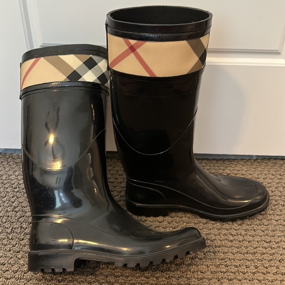 BURBERRY
House Check Pattern Rubber Rain Boots - Picture 4 of 7
